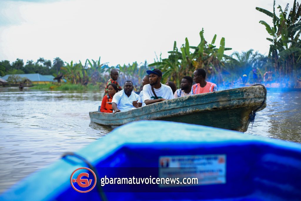 Delta Couple Paddles To Their Traditional Wedding In Canoe Amidst Flooding [Photo] 7