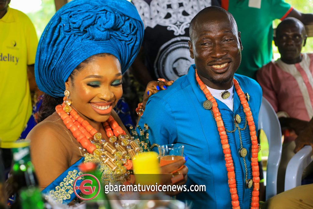 Delta Couple Paddles To Their Traditional Wedding In Canoe Amidst Flooding [Photo] 8