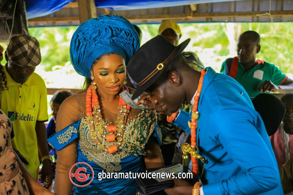 Delta Couple Paddles To Their Traditional Wedding In Canoe Amidst Flooding [Photo] 9