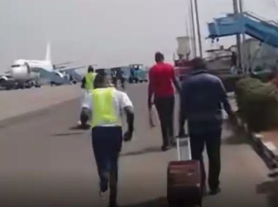Every Sector In Nigeria Is Disorganized – Social Media Users React To Video Of Passengers Running To Board Plane As It Prepares To Take Off