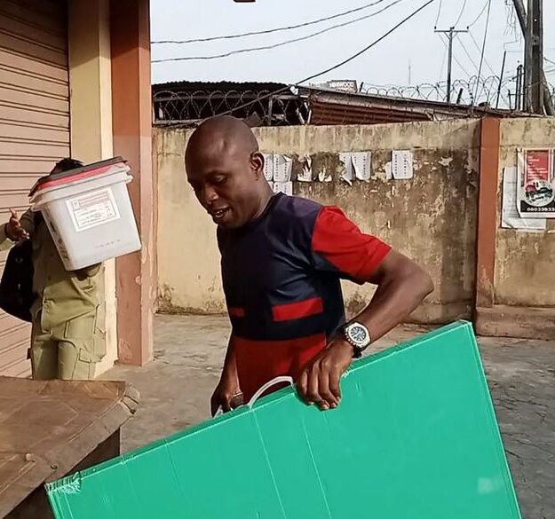Governorship Election: INEC Officials Arrive With Voting Materials In Ibadan North