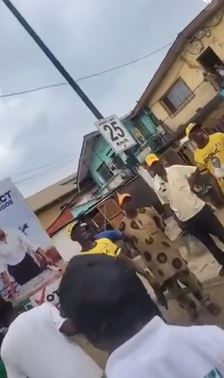 Labour Party And APC Supporters Exchange Greetings After Meeting At Bariga In Lagos (Video)