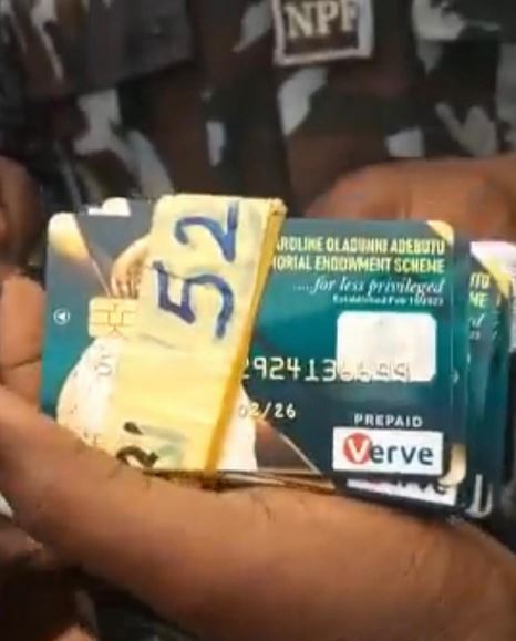 Police Arrests Alleged Party Agent With More Than 300 PVCs, Atms And Different Polling Unit Party Agents Tags At Agbado, Ogun State (Video)