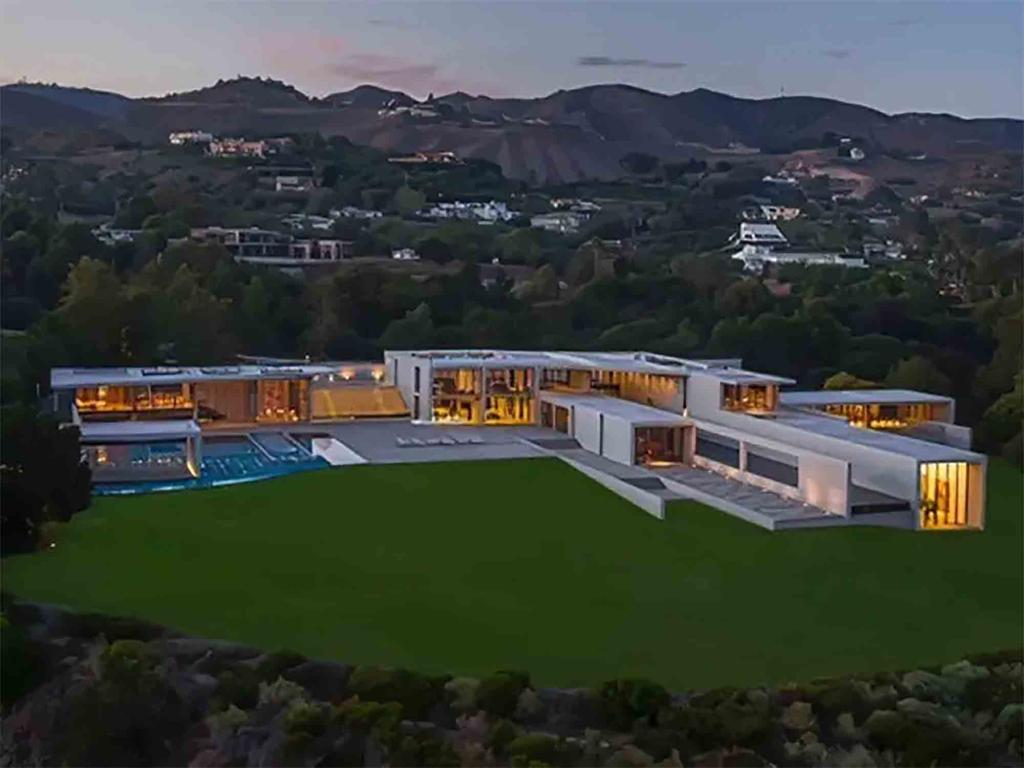 Details emerge as Jay-Z and Beyoncé paid cash for their stunning new $200 million Malibu estate 13