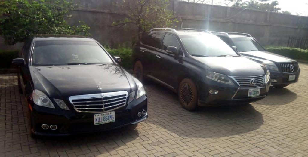 EFCC Arrests 21 Suspected 'Yahoo Boys', Recovers 5 Exotic Cars, 32 Mobile Phones