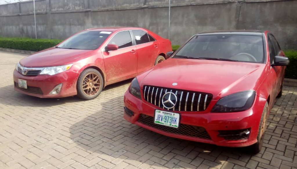 EFCC Arrests 21 Suspected 'Yahoo Boys', Recovers 5 Exotic Cars, 32 Mobile Phones