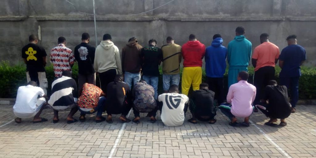 EFCC Arrests 21 Suspected 'Yahoo Boys', Recovers 5 Exotic Cars, 32 Mobile Phones