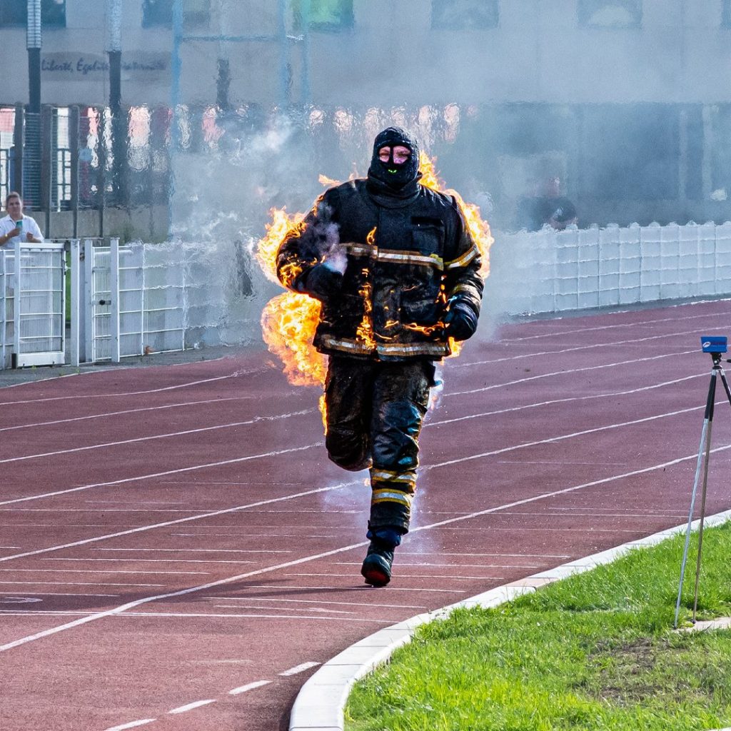 French Fire Fighter, Jonathan Vero Breaks World Record For Longest Distance Run While On Fire Without Oxygen 3