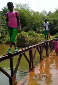 Danger! Children Risking Lives to Attend School in Anambra Community, As River Submerges 53-Year-Old Bridge (video)